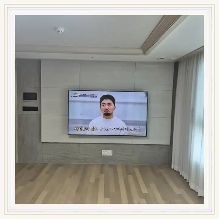 벽걸이TV 거치대 참고 사진 · 더프레임서초 설치 조건